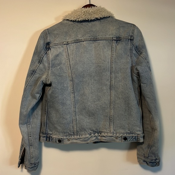 Levis Women’s Sherpa Trucker Jacket - Picture 3 of 3